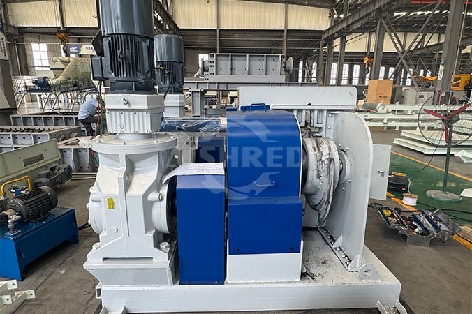 Urządzenie do usuwania drutu stopki z opon