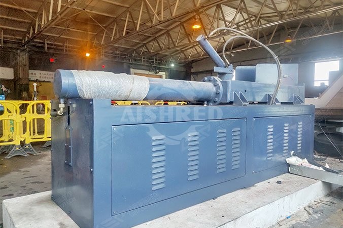 Urządzenie do usuwania drutu stopki z opon